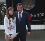 Isabel Ferrer, de 1º ESO, recibe el premio del Certamen Escolar Día de Andalucía