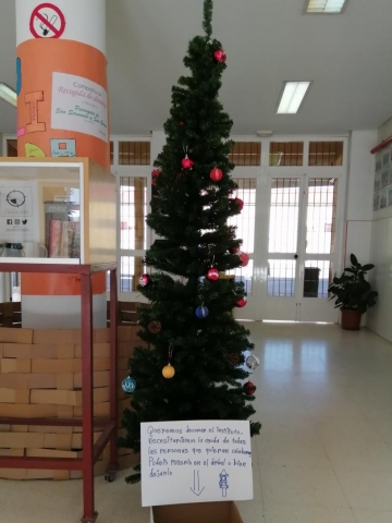 Ayúdanos a decorar el árbol de Navidad