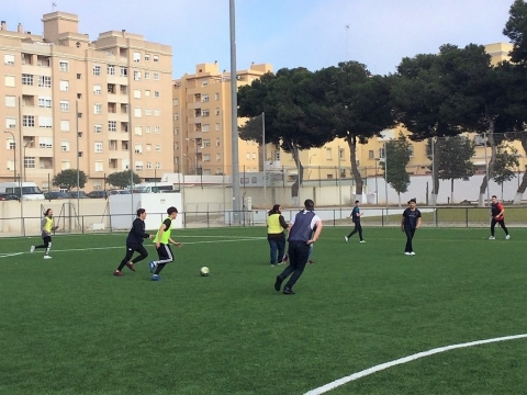 Convivencia de fútbol con estudiantes suecos