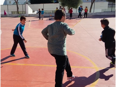 Juegos solidarios en el CEIP Raimundo Rivero 