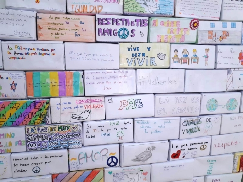 Más actividades por el Día de la Paz: el "Muro de la Paz" y los árboles contra la violencia