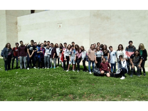 Asistencia a representación teatral y visita al Castillo de San Romualdo