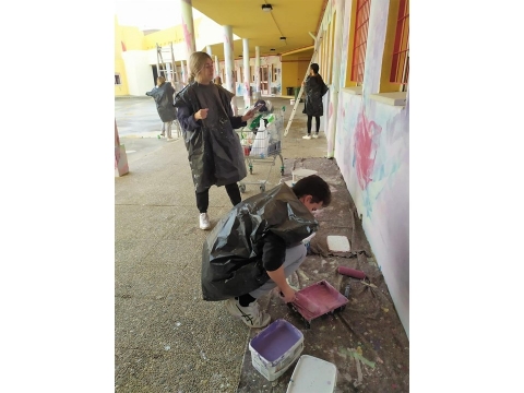 Finaliza el pintado del mural contra la violencia de género