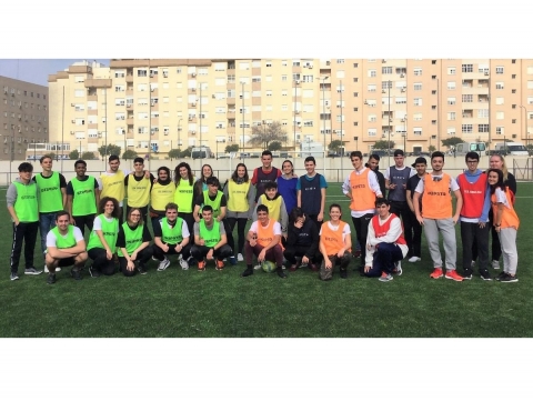 Convivencia de fútbol con estudiantes suecos