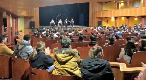 El pasado 23 de febrero, alumnado de 2º de Bachillerato asistió a la representación de la obra Flores de España, representada por la compañía profesional Los sueños de Fausto.  La representación, a la que asistió también alumnado de otros centros, tuvo lugar en el Real Teatro de la Cortes y forma parte de las actividades de la II Semana de Teatro Joven Andaluz Ciudad de San Fernando.