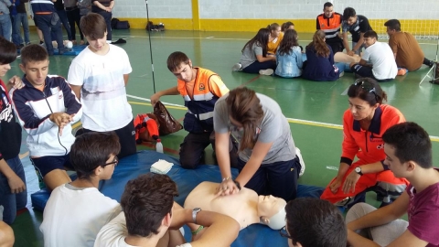 Los alumnos de 4º de ESO participan en un taller de Técnicas de Reanimación Cardiopulmonar Básicas